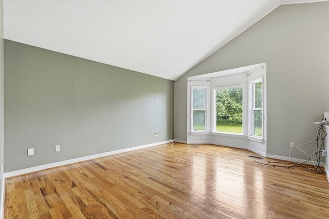 Building Photo - Experience a private retreat just beyond the city limits of Winchester where scenic beauty and re...