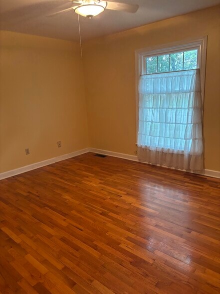 Building Photo - 289 Gunson St