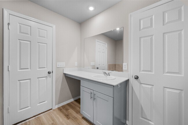 Building Photo - 707 Long Cedar Dr