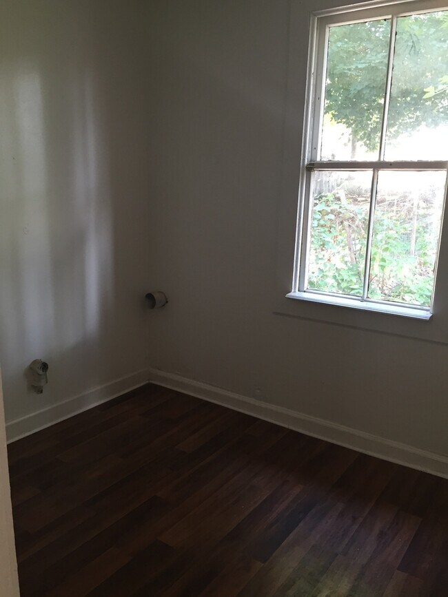 Building Photo - 3 Bedroom 2 Bath with Yard -York City SD