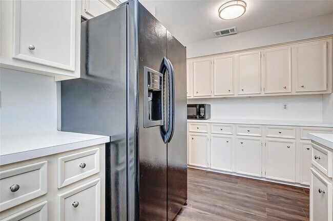 Building Photo - 4 River Creek Way