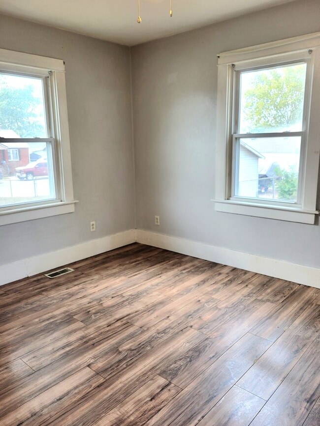Building Photo - Updated and rent ready...450 Hamilton, Wood River