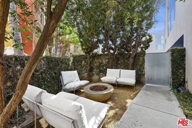 Building Photo - 2100 Abbot Kinney Blvd