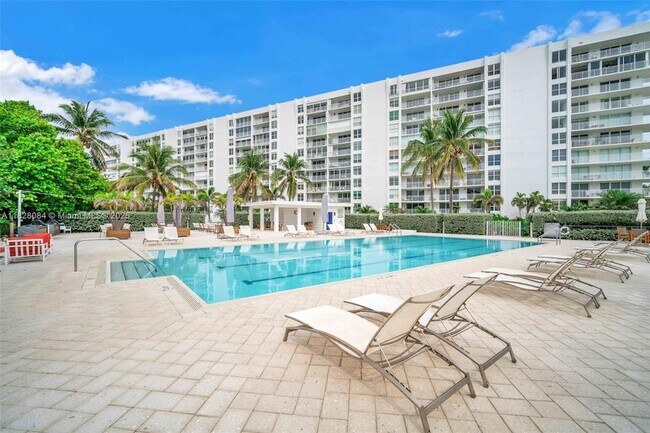 Building Photo - 611 Ocean Dr