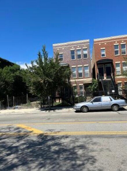 Building Photo - 2122 W Madison St