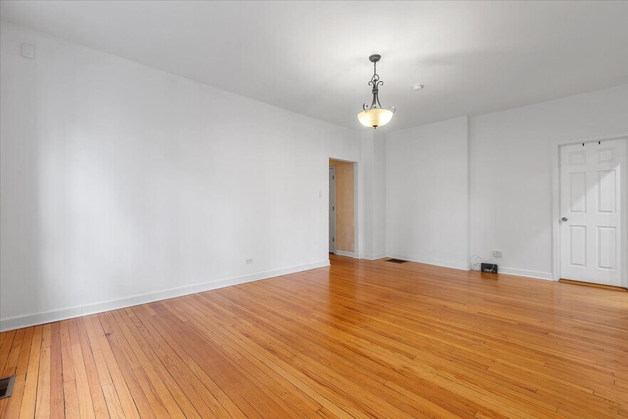 Building Photo - 6445 N Greenview Ave