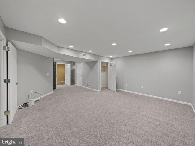 Building Photo - 43103 Lake Ridge Pl