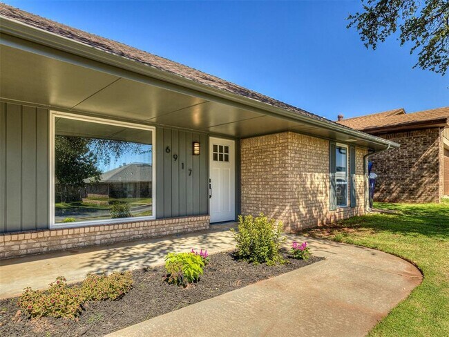 Building Photo - Look at this beautiful home!! 4 bed, 3 full baths!