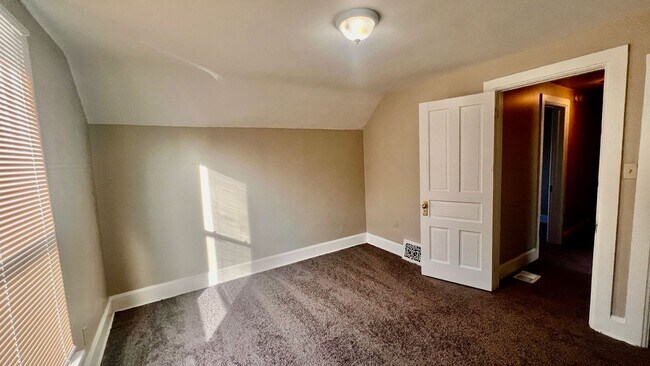 Building Photo - Ginormous 6 Bed Single Family Home | Main Level Laundry | Appliances Included | Rear Deck & Front...
