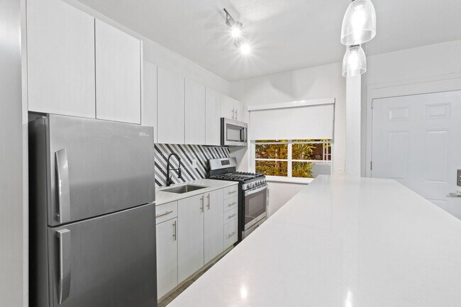 Building Photo - Resort-Style 1-Bedroom Apartment in Prime ...