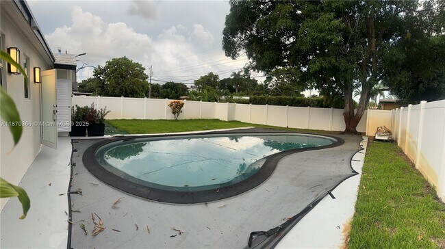 Building Photo - 526 S Rainbow Dr
