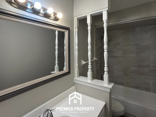 Building Photo - Spacious 5 Bedroom Home for Rent in Southaven, MS | Hardwood Floors, Fireplace & Fenced Yard