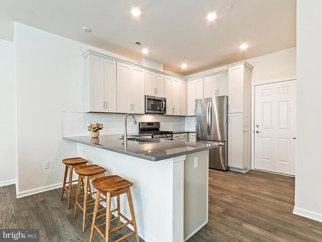 Building Photo - 1001 Greenwich Dr