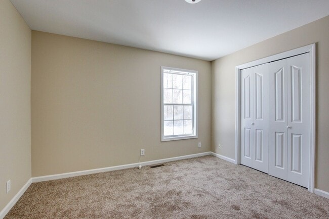 Building Photo - Cozy 3 bd 2 bath in the heart of Clarksville.  Fresh paint and Flooring!