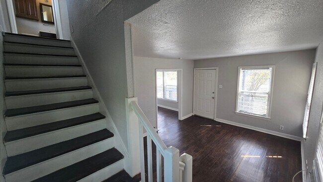 Building Photo - 407/409 Natalen Avenue