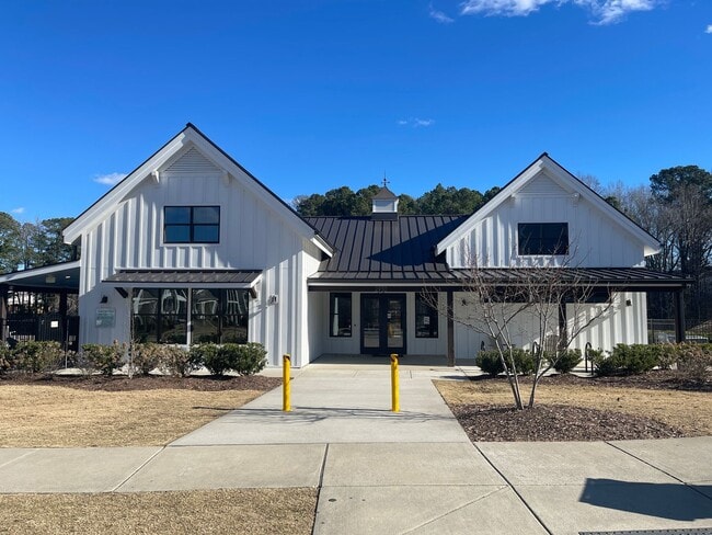 Building Photo - Charming 3 Story 4 Bedrooms with 1st Floor Guest Suite Townhome @ Smith Farm, Apex, Available Now!