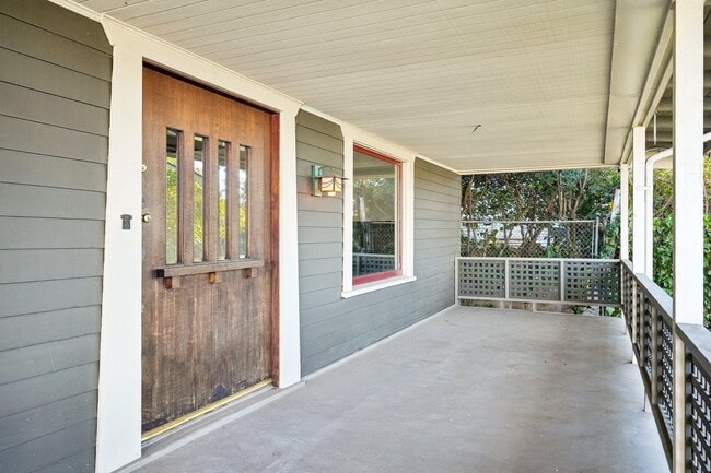Building Photo - 1044 Manzanita St