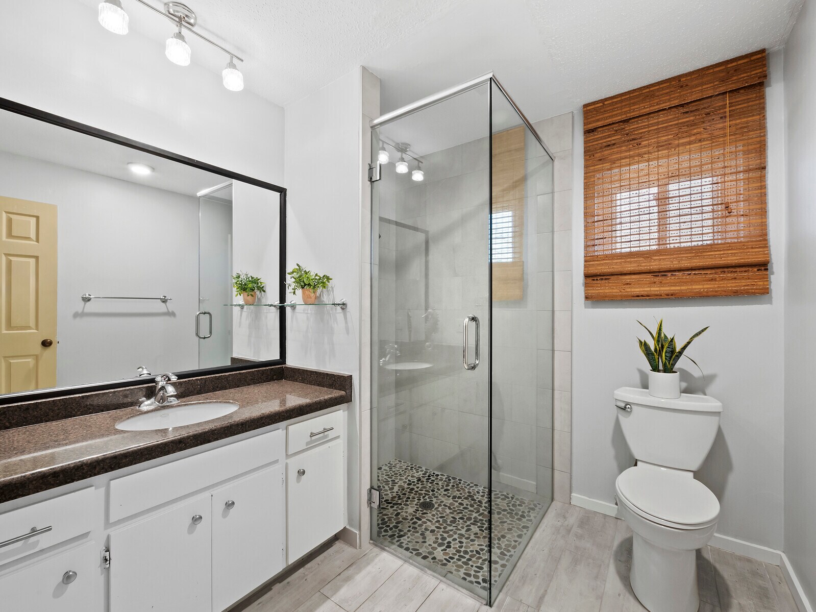 Building Photo - 633 Chevy Chase Dr