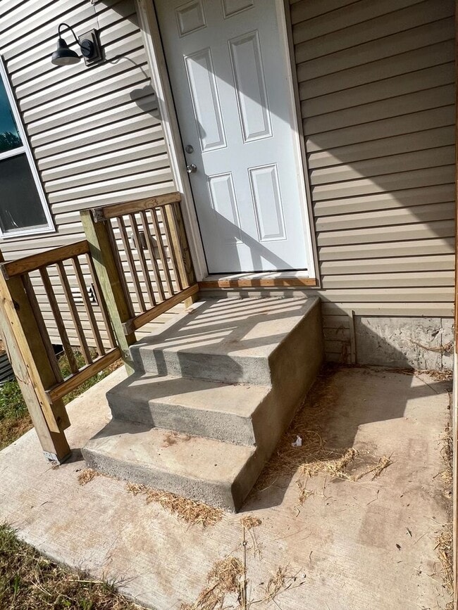 Building Photo - 690 E Garfield St