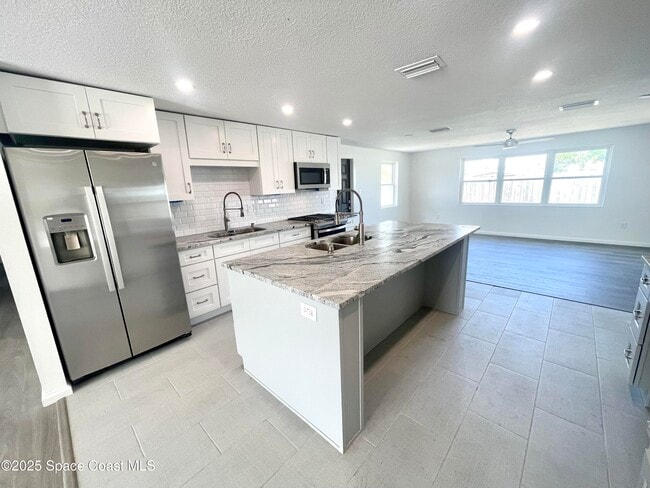 Building Photo - 620 Poinsetta Dr