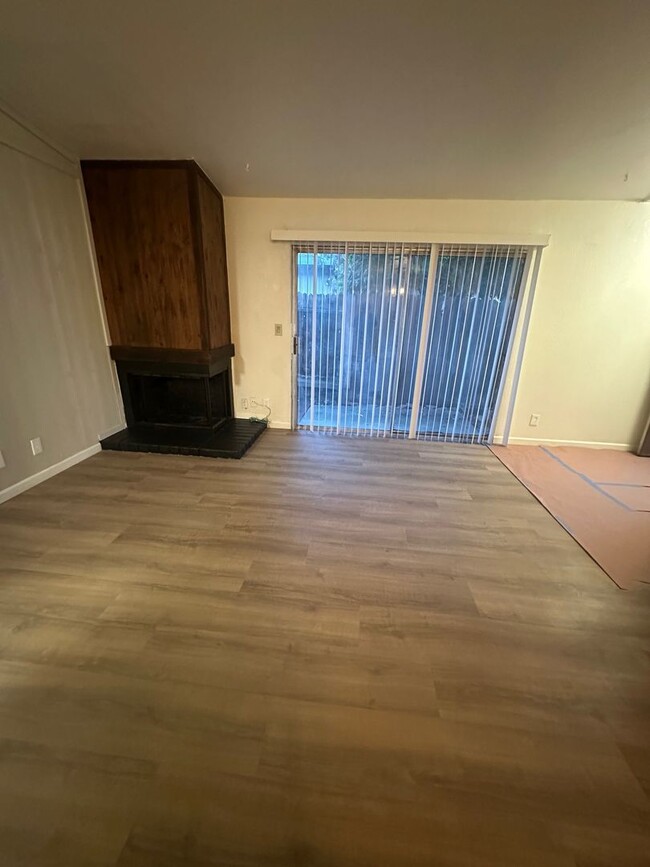 Building Photo - Desirable Duplex Unit with Lincoln Schools