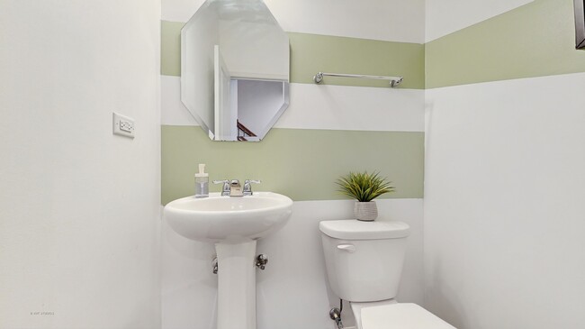 Building Photo - 527 Watercress Dr