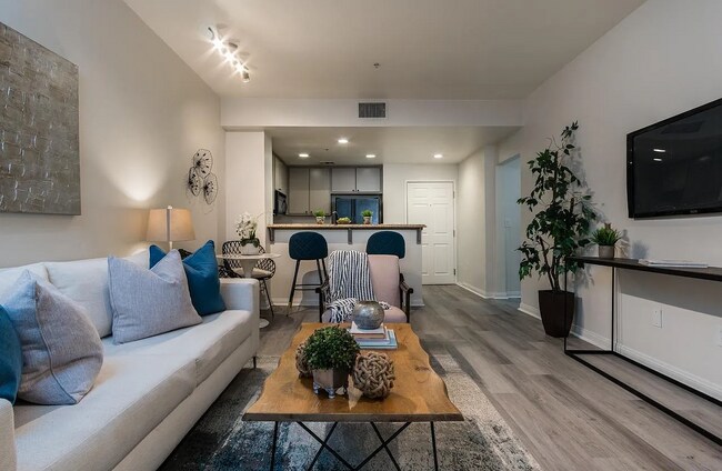 Building Photo - This condo has it all: location, style, an...