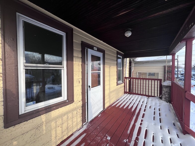 Building Photo - 827 Norwich Ave