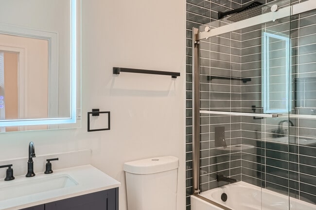 Building Photo - 3509 N Sheffield Ave