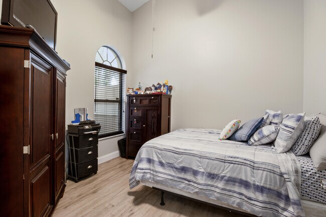 Building Photo - 202 Sabal Palm Ln