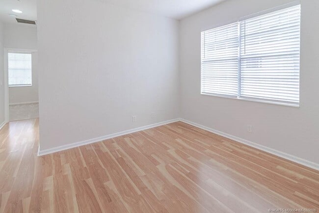 Building Photo - 356 SE Bloxham Way