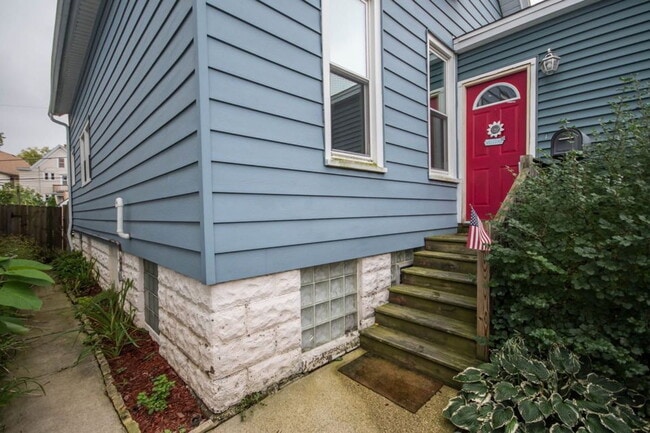Building Photo - 627 E Potter Ave