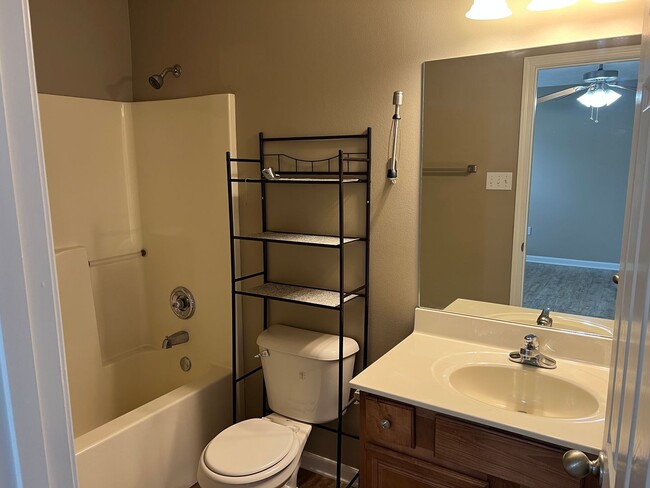 Building Photo - 3 Bed 2 Bath Home