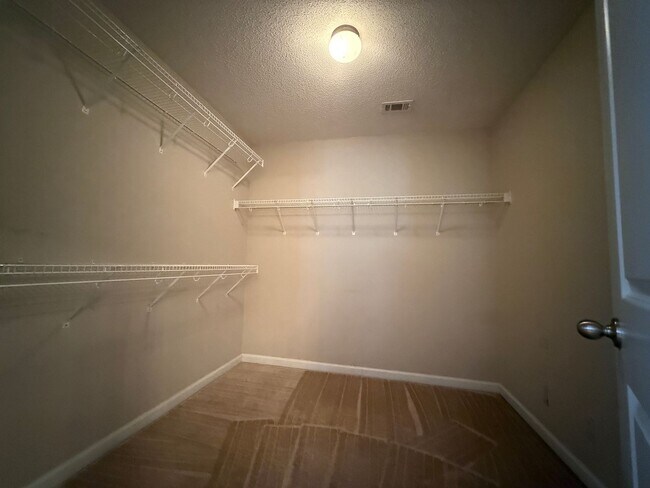 Building Photo - ADORABLE TWO STORY HOME IN GREAT LOCATION!