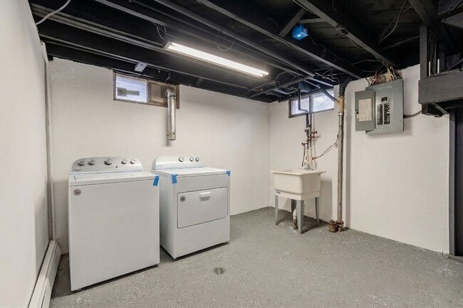 Building Photo - Beautifully Updated 3-Bedroom Home with Finished Basement & Spacious Backyard in Prime Royal Oak ...