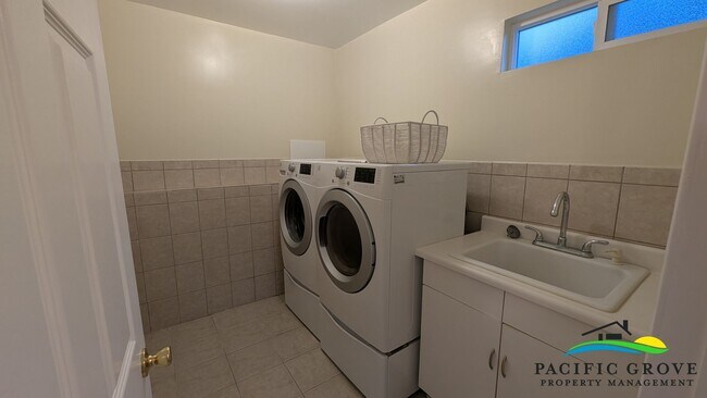 Building Photo - Bright and Roomy 2 Bedroom 2 Bathroom Home