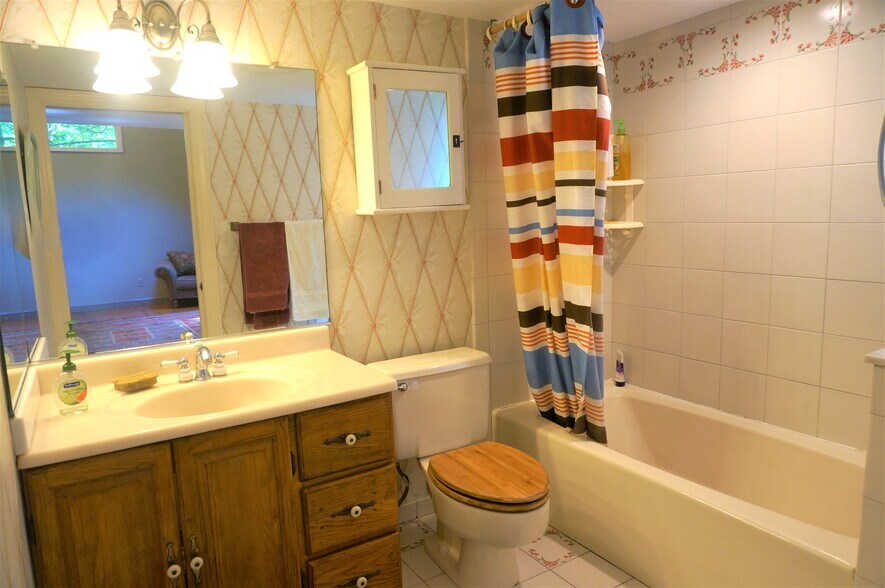 Building Photo - 18 Pequot Rd