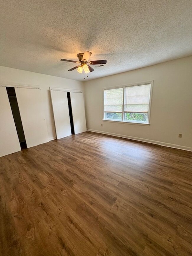 Building Photo - Conveniently Located Two Bedroom Townhome ...