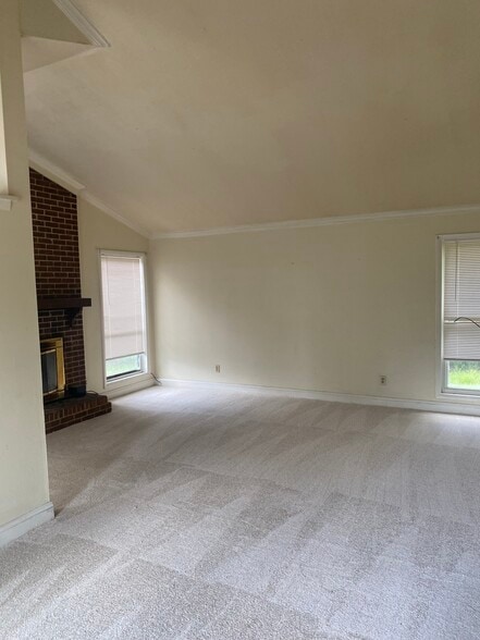 Building Photo - 615 Emerald Dr