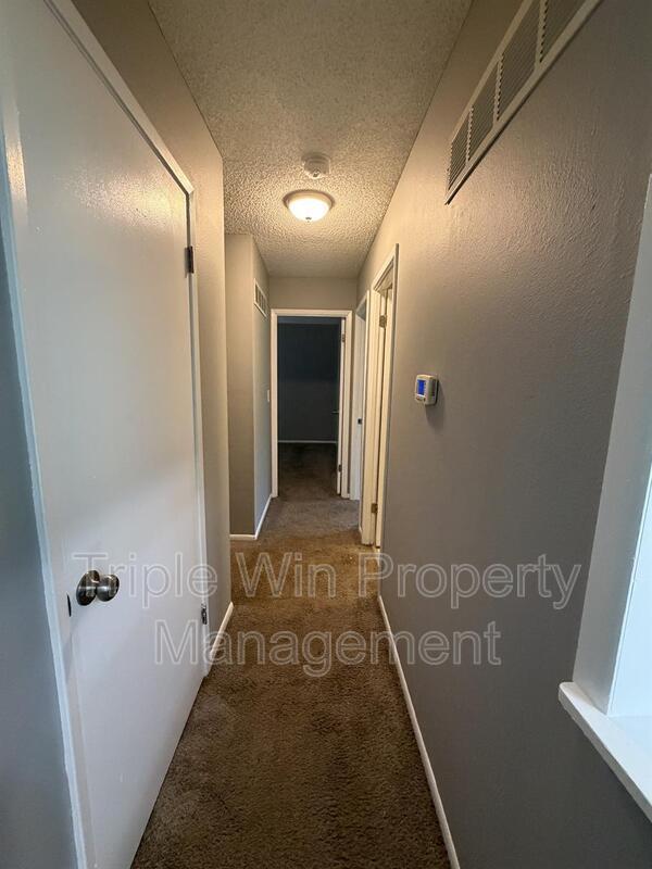 Building Photo - 2450 Jenkee Dr