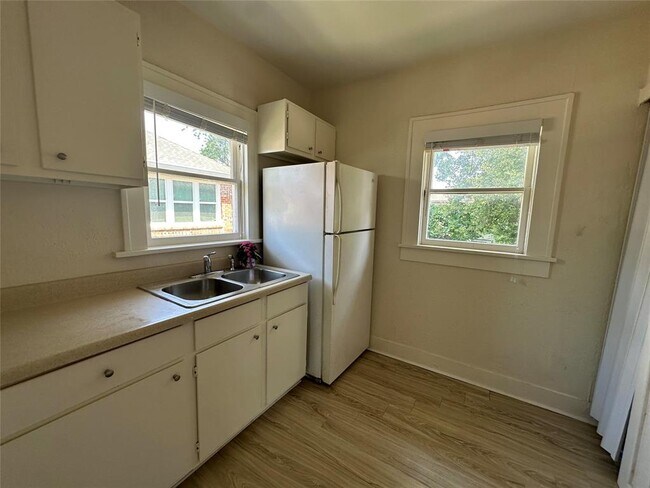 Building Photo - 2421 Isabella St