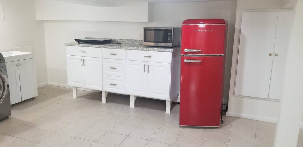 Kitchenette area - 600 Old Stamford Rd