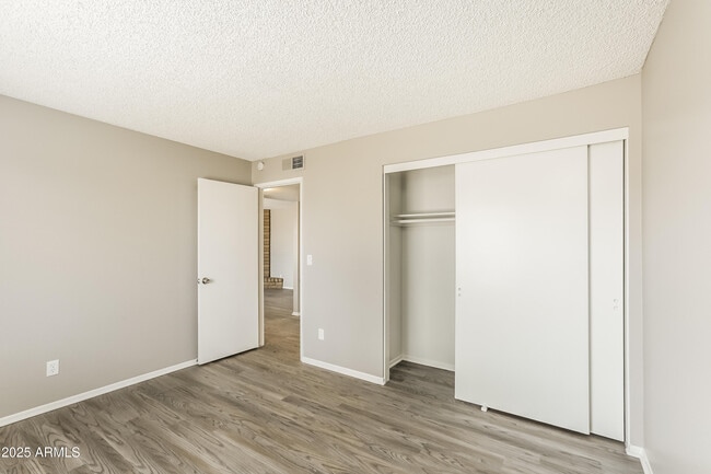 Building Photo - 6413 W Mission Ln