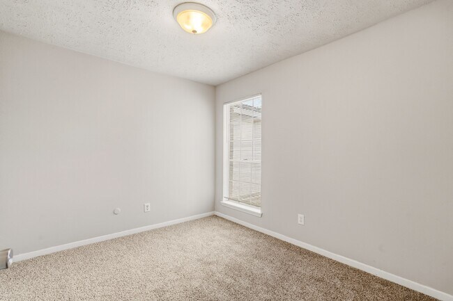Building Photo - 1310 Mossridge Dr