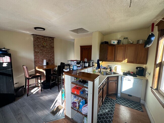 Building Photo - Clifton 6 Bedroom House Available