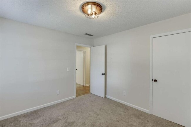 Building Photo - 1755 Straw Valley Rd