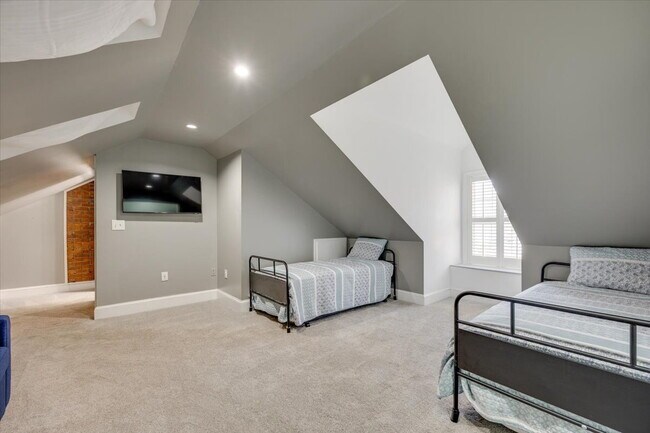 Building Photo - Fully furnished with all essentials