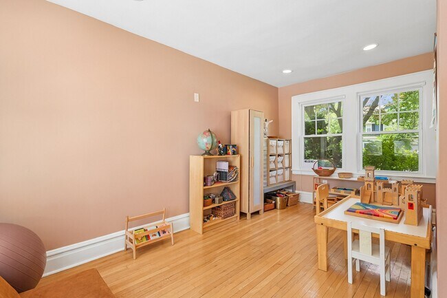 Building Photo - 28 University Ct