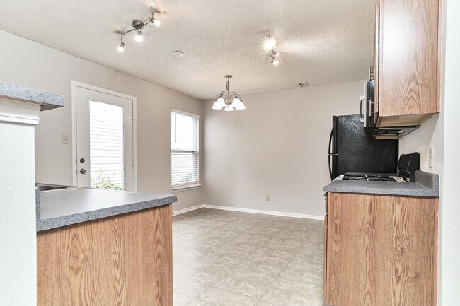 Building Photo - 3 BD + Loft in HSE Schools!
