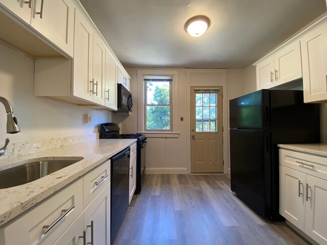 Building Photo - Updated 3 BR Apartment in Fantastic Squirrel Hill Location! CALL TODAY!